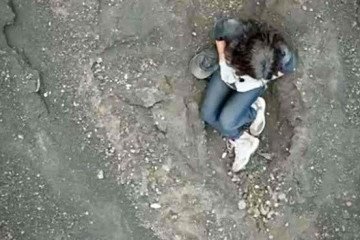 Um grupo que passou pelo local avistou a turista e fez imagens dela com um drone -  (crédito: Reprodução/Redes sociais)