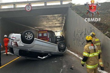 Carro capota na Asa Sul -  (crédito: CBMDF)