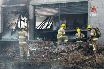 Galpão pega fogo em Brazlândia mas não deixa feridos -  (crédito: CBMDF)