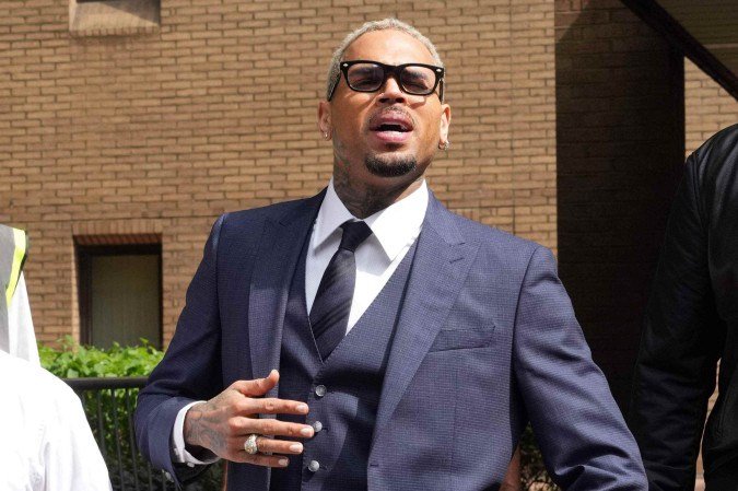 Chris Brown se declara inocente em processo de agressão em boate Chris Brown se declara inocente em processo de agressão em boate