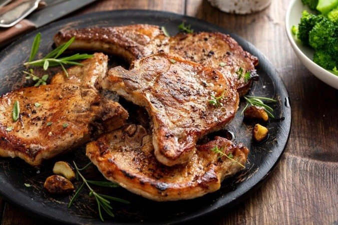 Bisteca de porco ao limão (Imagem: Elena Veselova | Shutterstock) - (crédito: EdiCase) Bisteca de porco ao limão (Imagem: Elena Veselova | Shutterstock) - (crédito: EdiCase)