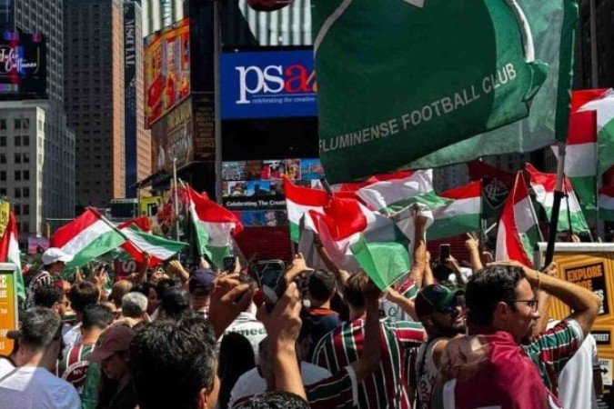 Torcida do Fluminense lota a Times Square antes de duelo contra o Ulsan - Foto: Reprodução/X Fluminense - (crédito: Foto: Reprodução/X Fluminense) Torcida do Fluminense lota a Times Square antes de duelo contra o Ulsan - Foto: Reprodução/X Fluminense - (crédito: Foto: Reprodução/X Fluminense)