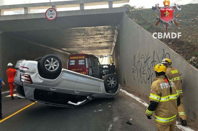 Carro capota na Asa Sul - (crédito: CBMDF) Carro capota na Asa Sul - (crédito: CBMDF)