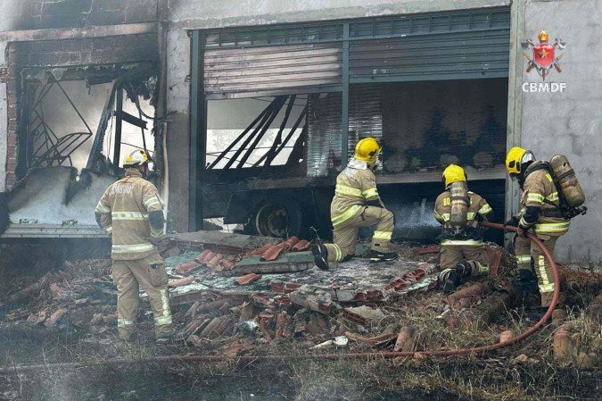 Galpão pega fogo em Brazlândia mas não deixa feridos - (crédito: CBMDF) Galpão pega fogo em Brazlândia mas não deixa feridos - (crédito: CBMDF)