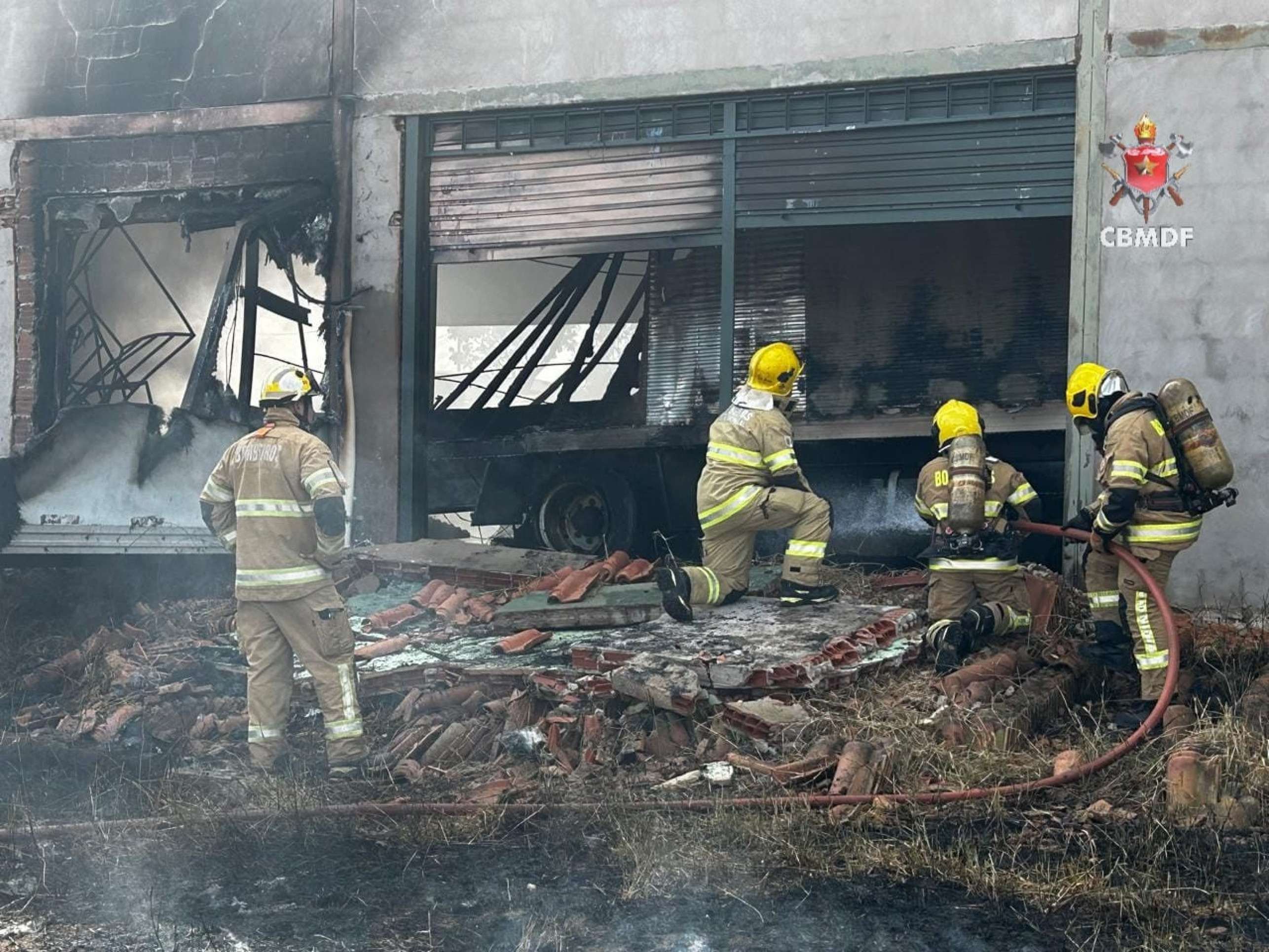 Vídeo: Galpão é tomado por incêndio em Brazlândia