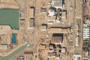 Esta imagem de satélite fornecida pela Maxar Technologies e tirada em 1º de janeiro de 2025 mostra os reatores de Bushehr -  (crédito: Satellite image ©2021 Maxar Technologies/AFP)