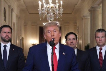 Funcionários do governo Trump insistiram repetidamente que o objetivo dos ataques era impedir que Teerã obtivesse a arma atômica, e não derrubar as autoridades - (crédito: CARLOS BARRIA / POOL / AFP) Funcionários do governo Trump insistiram repetidamente que o objetivo dos ataques era impedir que Teerã obtivesse a arma atômica, e não derrubar as autoridades - (crédito: CARLOS BARRIA / POOL / AFP)