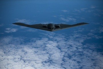 Um bombardeiro B-2 Spirit, destacado da Base Aérea de Whiteman, Missouri     -  (crédito: Divulgação/Pacific Air Forces Public Affair)