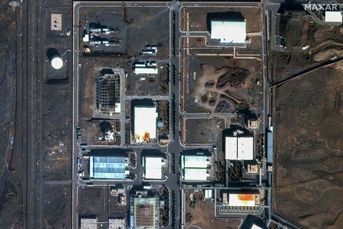Esta imagem de satélite fornecida pela Maxar Technologies e tirada em 14 de junho de 2025 mostra as instalações nucleares de Natanz (Instalações Nucleares Shahid Ahmadi Roshan) perto de Ahmadabad, no Irã, antes de um ataque israelense      