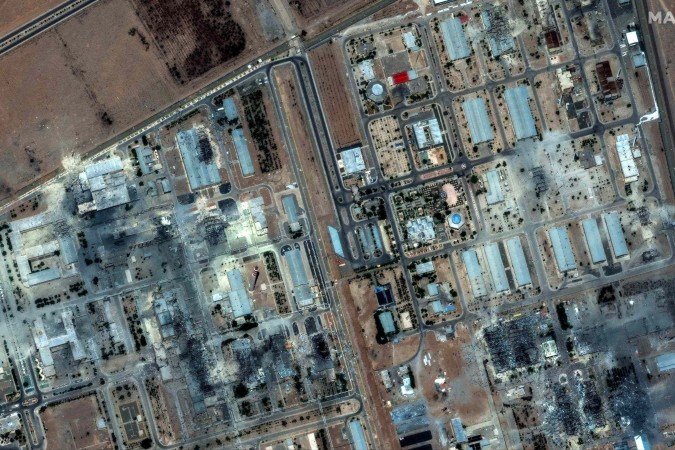 Foto de satélite fornecida pela Maxar Technologies e tirada, ontem, mostra danos em instalação de Isfahn, no centro do Irã, após bombardeios dos EUA - (crédito: Satellite image ©2025 Maxar Technologies / AFP) Foto de satélite fornecida pela Maxar Technologies e tirada, ontem, mostra danos em instalação de Isfahn, no centro do Irã, após bombardeios dos EUA - (crédito: Satellite image ©2025 Maxar Technologies / AFP)