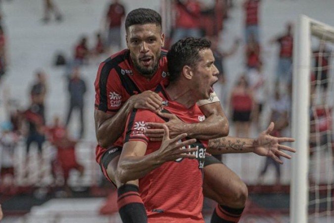 Jogadores comemoram gol do Atlético Goianiense  -  (crédito: Bruno Corsino / ACG)