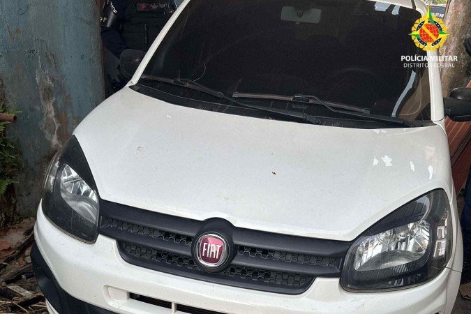 Carro recuperado em casa abandonada da Ceilândia -  (crédito: Comunicação PMDF/ Divulgação)