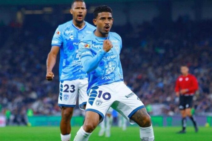 Kennedy deseja voltar ao Fluminense  -  (crédito: Foto: divulgação Pachuca)