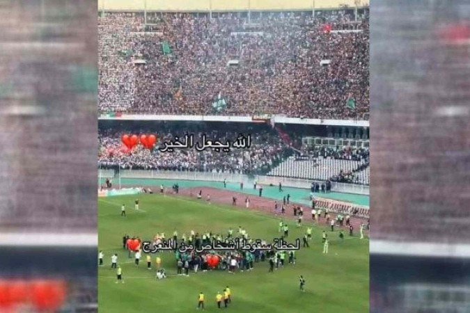 Queda de uma barreira metálica em estádio argelino causa três morte - (crédito: Foto: reprodução de Youtube) Queda de uma barreira metálica em estádio argelino causa três morte - (crédito: Foto: reprodução de Youtube)