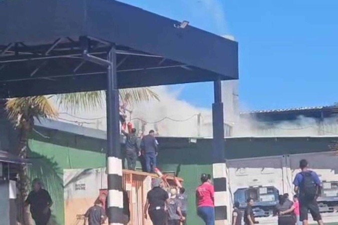 Funcionários tentam controlar princípio de incêndio em restaurante de Águas Claras - (crédito: Material cedido ao Correio) Funcionários tentam controlar princípio de incêndio em restaurante de Águas Claras - (crédito: Material cedido ao Correio)