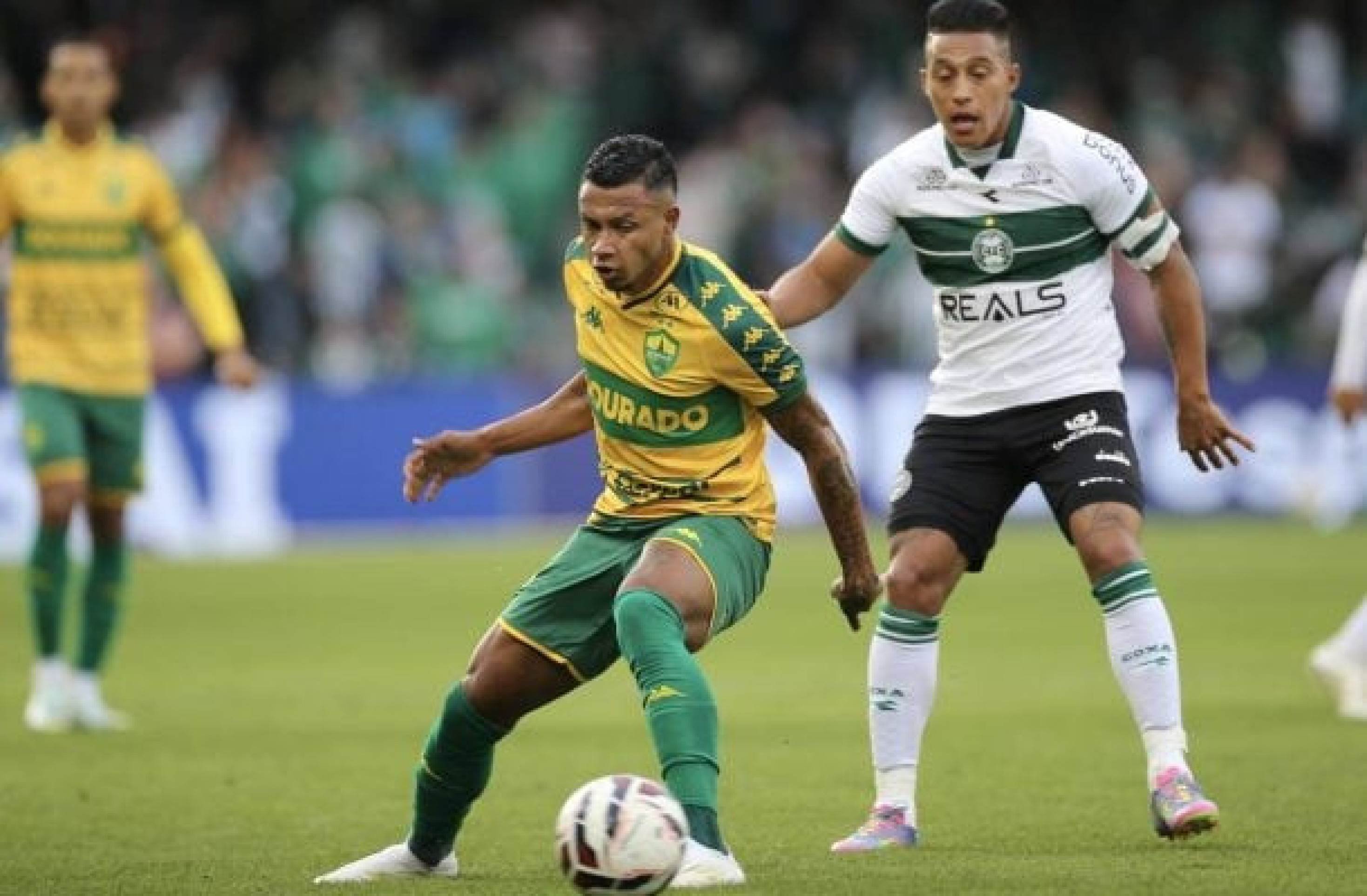 Em jogo com lance inusitado, Coritiba bate Cuiabá em duelo pela Série B