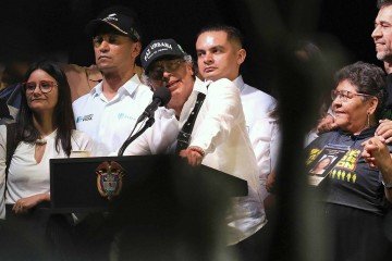 O presidente da Colômbia, Gustavo Petro, discursa para seus apoiadores durante o comício 'Pacto pela Paz Urbana' no centro administrativo de La Alpujarra, em Medellín, Colômbia.
       -  (crédito:  AFP)