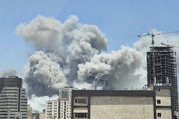 Coluna de fumaça sobe ao céu depois de bombardeio israelense na capital iraniana - (crédito: AFP) Coluna de fumaça sobe ao céu depois de bombardeio israelense na capital iraniana - (crédito: AFP)