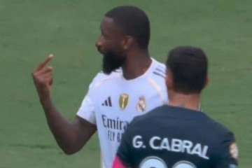 Rudiger acusou o jogador Cabral, do time mexicano, de racismo durante a partida -  (crédito: Reprodução )