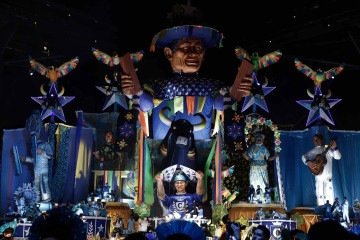 Apresentação da alegoria do Boi Caprichoso, 16º item julgado, juntamente com a figura típica regional, reconhecido como item 15