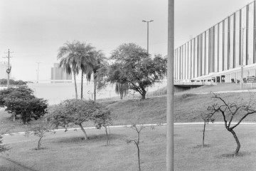 Cidade Selvagem – caminhos de desejo em Brasília | De Diego Bresani
Lançamento do fotolivro hoje, às 19h30, no Auditório 2 do Museu Nacional da República (Esplanada dos Ministérios). Conversa com Diego Bresani, Henrique Siqueira e Carlos Henrique

