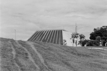 Cidade Selvagem – caminhos de desejo em Brasília | De Diego Bresani
Lançamento do fotolivro hoje, às 19h30, no Auditório 2 do Museu Nacional da República (Esplanada dos Ministérios). Conversa com Diego Bresani, Henrique Siqueira e Carlos Henrique

