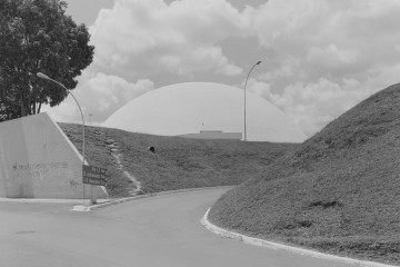 Cidade Selvagem – caminhos de desejo em Brasília | De Diego Bresani
Lançamento do fotolivro hoje, às 19h30, no Auditório 2 do Museu Nacional da República (Esplanada dos Ministérios). Conversa com Diego Bresani, Henrique Siqueira e Carlos Henrique

