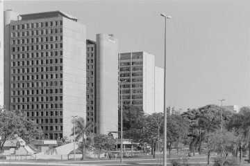 Cidade Selvagem – caminhos de desejo em Brasília | De Diego Bresani
Lançamento do fotolivro hoje, às 19h30, no Auditório 2 do Museu Nacional da República (Esplanada dos Ministérios). Conversa com Diego Bresani, Henrique Siqueira e Carlos Henrique

