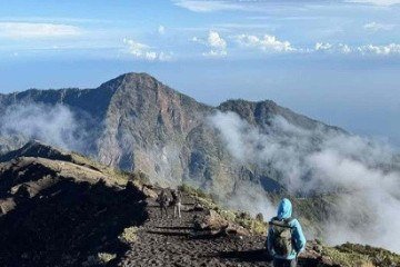 Registro de Juliana Marins na trilha no vulcão Rinjani, na Indonésia, foi publicado pela família neste domingo (22/6) -  (crédito: Reprodução Instagram @resgatejulianamarins)