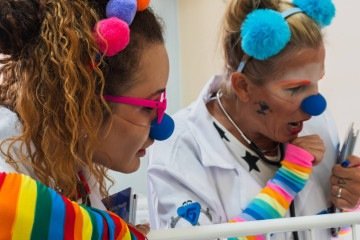 'Rumo ao Riso' leva palhaçaria terapêutica a hospitais e transforma a rotina de pacientes e profissionais de saúde - (crédito: Divulgação) 'Rumo ao Riso' leva palhaçaria terapêutica a hospitais e transforma a rotina de pacientes e profissionais de saúde - (crédito: Divulgação)