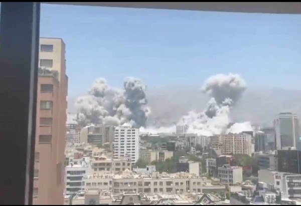 Israel Katz, ministro da Defesa israelense, confirmou que foram atingidas instalações da Basij —.a milícia paramilitar fundada pelo aiatolá Ruhollah Khomeini para fiscalizar o cumprimento das leis islâmicas — e a famigerada prisão de Evin, centro de tortura do regime - (crédito: Reprodução/X)