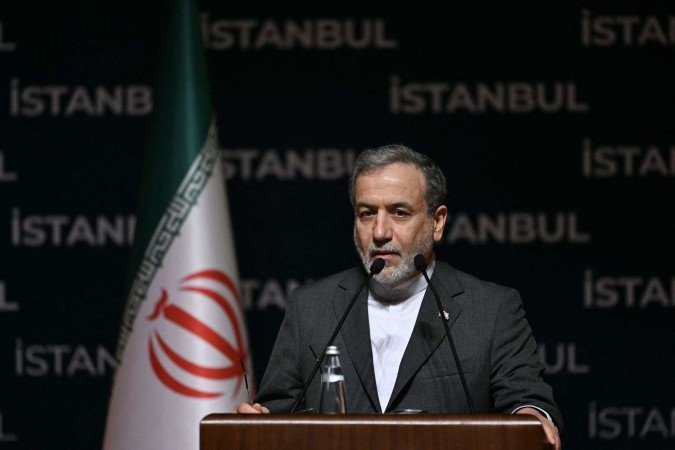 O Ministro das Relações Exteriores do Irã, Abbas Araghchi, discursa durante uma coletiva de imprensa no Centro de Congressos Lutfi K?rdar -  (crédito: OZAN KOSE / AFP)