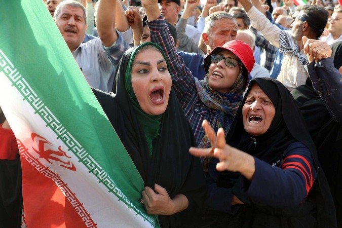 Pessoas fizeram protestos em Teerã após bombardeios dos EUA no domingo (22/6) -  (crédito: EPA)