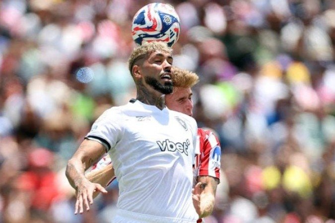 BARBOZA - Acertou uma antecipação, girou sobre o ataque do Atlético, rebateu... Aí foi ficando tão confiante que saiu jogando errado e deu alguns carrinhos que assustaram. Mas ganhou outras divididas e travou o Atlético. Saldo, portanto, positivo - NOTA: 7,5 - Foto: Vitor Silva/Botafogo  