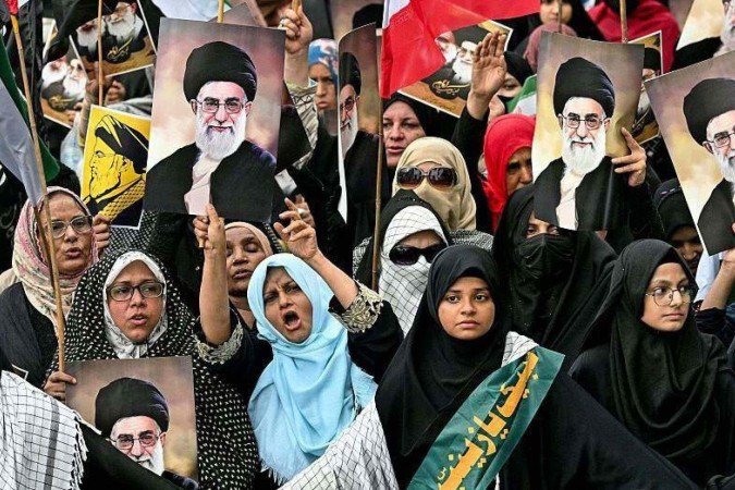 Fumaça subindo em Tel Aviv durante um ataque com mísseis em 22 de junho -  (crédito: BBC)