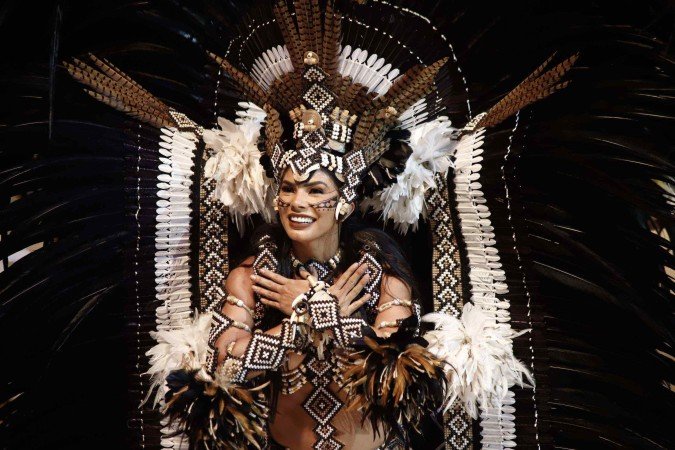 Marciele Albuquerque é a cunhã-poranga do Caprichoso. É o item 9.