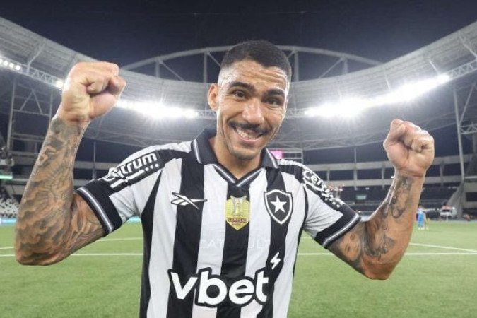 ALLAN - Sempre atento na pressão para recuperar a bola. Tirou o doce da boca de Álvarez em uma chance clara do Colochonero. Saiu, no segundo tempo, para a entrada de Newton - NOTA: 7,0 - Foto: Vitor Silva/Botafogo 