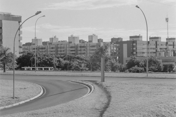 Cidade Selvagem – caminhos de desejo em Brasília | De Diego Bresani
Lançamento do fotolivro hoje, às 19h30, no Auditório 2 do Museu Nacional da República (Esplanada dos Ministérios). Conversa com Diego Bresani, Henrique Siqueira e Carlos Henrique

