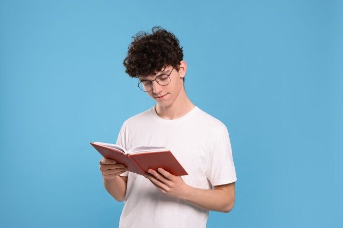Ler obras literárias com conteúdo histórico permite ao estudante refletir sobre o passado com mais interesse (Imagem: New Africa | Shutterstock) - (crédito: EdiCase) Ler obras literárias com conteúdo histórico permite ao estudante refletir sobre o passado com mais interesse (Imagem: New Africa | Shutterstock) - (crédito: EdiCase)