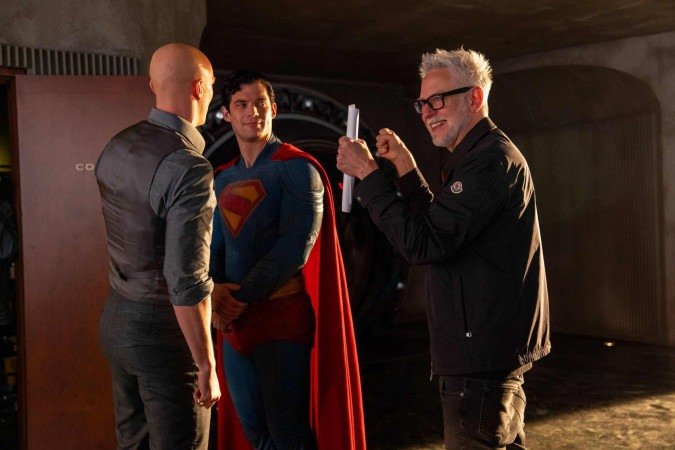 Superman com o diretor James Gunn em cena