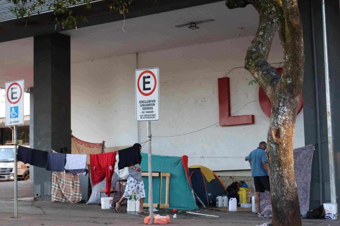 Pessoas em situação de rua se instalam no Setor Comercial Sul e amedrontam comerciantes      