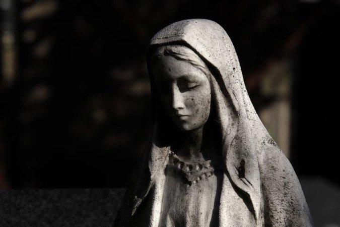 Desde 2016, uma estátua da Virgem Maria em Trevignano Romano, na Itália, tem atraído peregrinos por supostamente chorar lágrimas de sangue.  -  (crédito: Jacques GAIMARD/Pixabay)