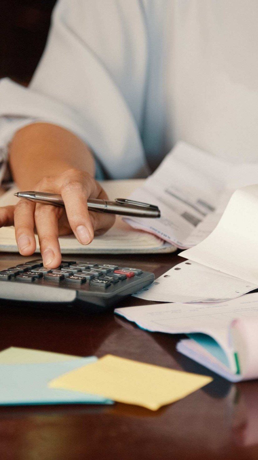  Hands of female entrepreneur working with bills and documents
     -  (crédito: Freepik)