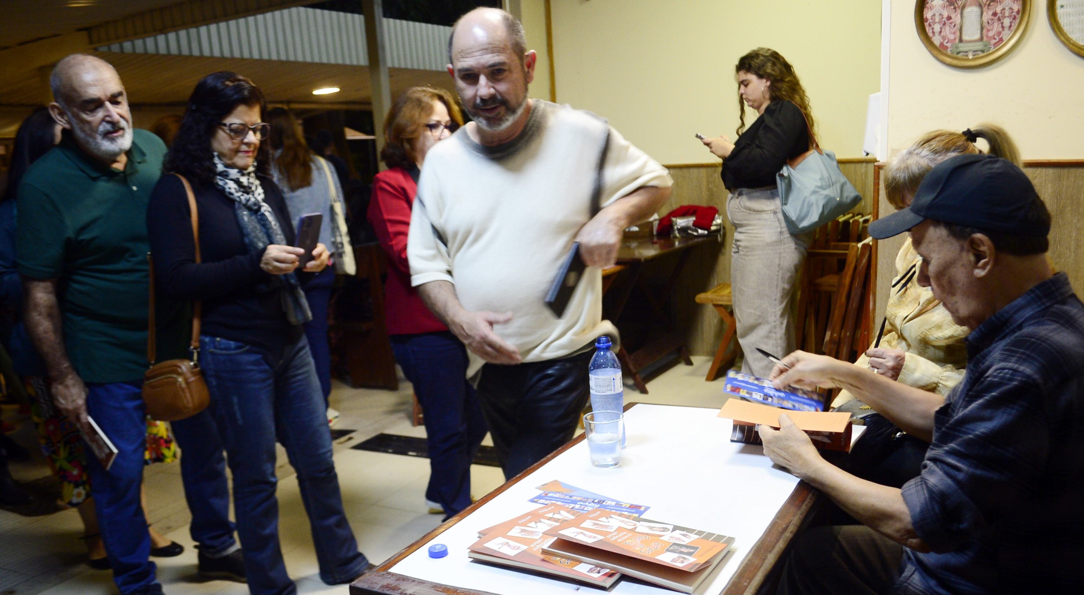 Irlam  comemora 50 anos de jornalismo com o lançamento do livro Artes em Festa - 50 anos de reportagem cultural