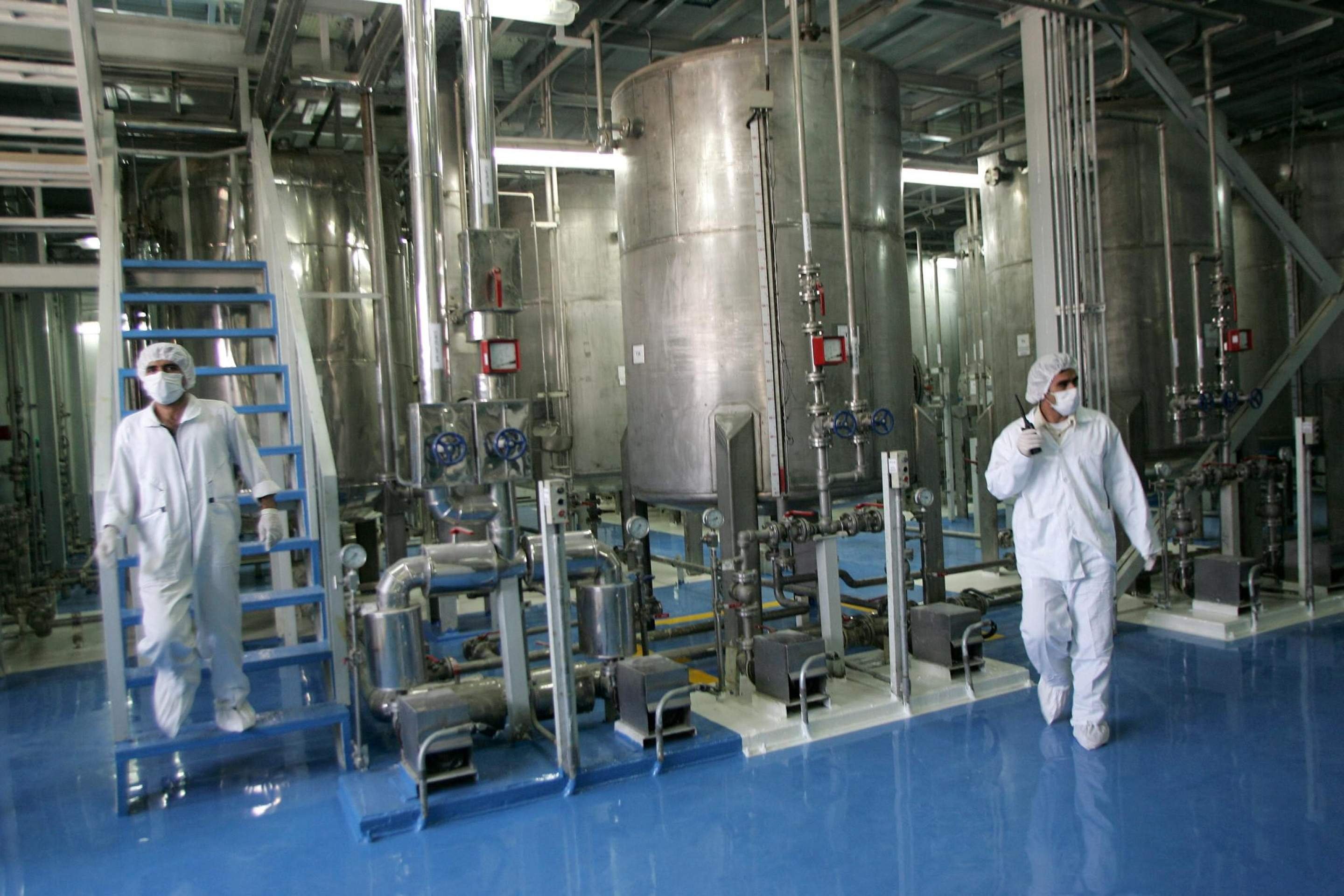 Técnicos nucleares trabalham nas Instalações de Conversão de Urânio de Isfahan, em foto tirada em 2005 Técnicos nucleares trabalham nas Instalações de Conversão de Urânio de Isfahan, em foto tirada em 2005