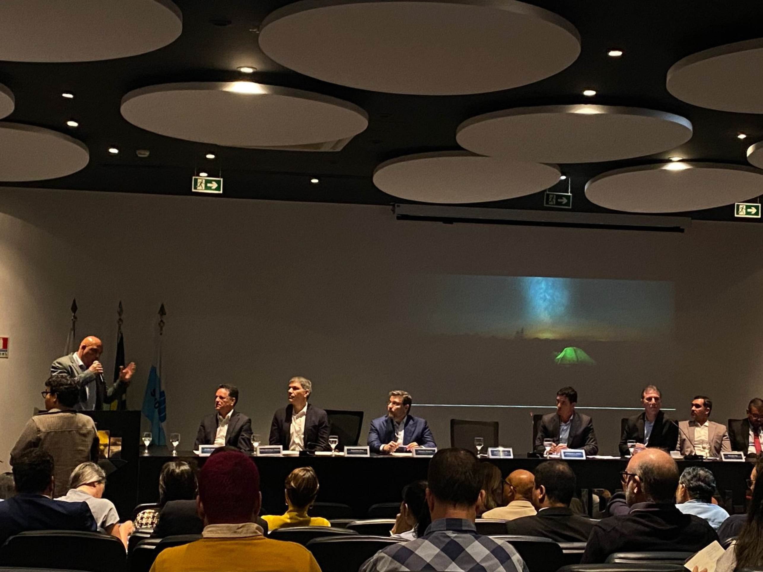 O evento reúne representantes do poder público e da sociedade civil.