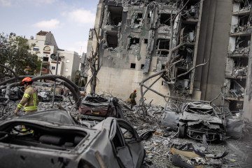 Socorristas em prédio atingido por míssil iraniano, em Beersheba (sul) -  (crédito: John Wessels/AFP)