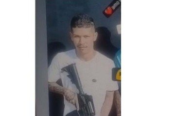 Fotos obtidas pelos investigadores mostram autor ostentando fuzil -  (crédito: Material cedido ao Correio)