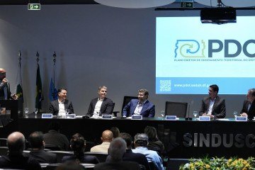 No fim da reunião, o secretário de Desenvolvimento Urbano e Habitação, Marcelo Vaz convida toda a população para comparecer na audiência, que irá acontecer dia 28/6