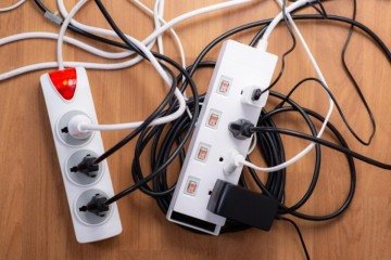 Desligar da tomada carregadores ou eletrônicos que não estão em uso são técnicas simples que já beneficiam o bolso -  (crédito: Freepik)